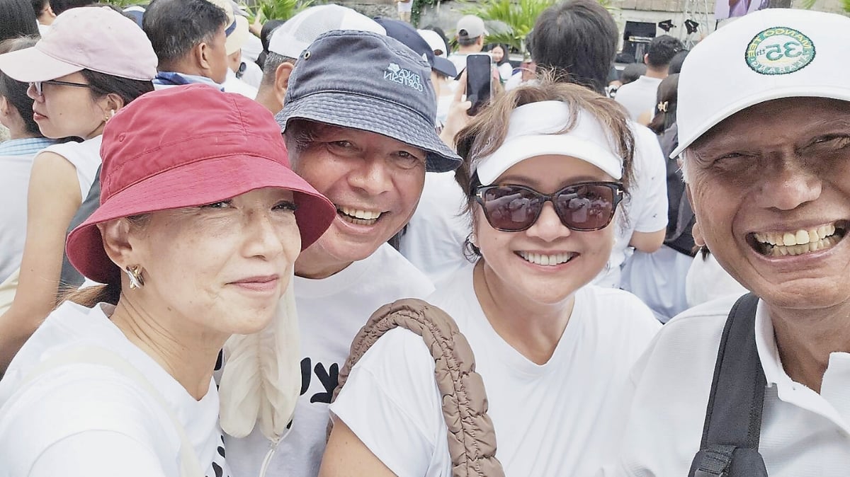 WITH friends at EDSA rally — Lorna and Luigi Tabuena (parents of golfing hero Miguel); Ida Joseph (mother of Pinoy Big Brother celebrity River) and yours truly.