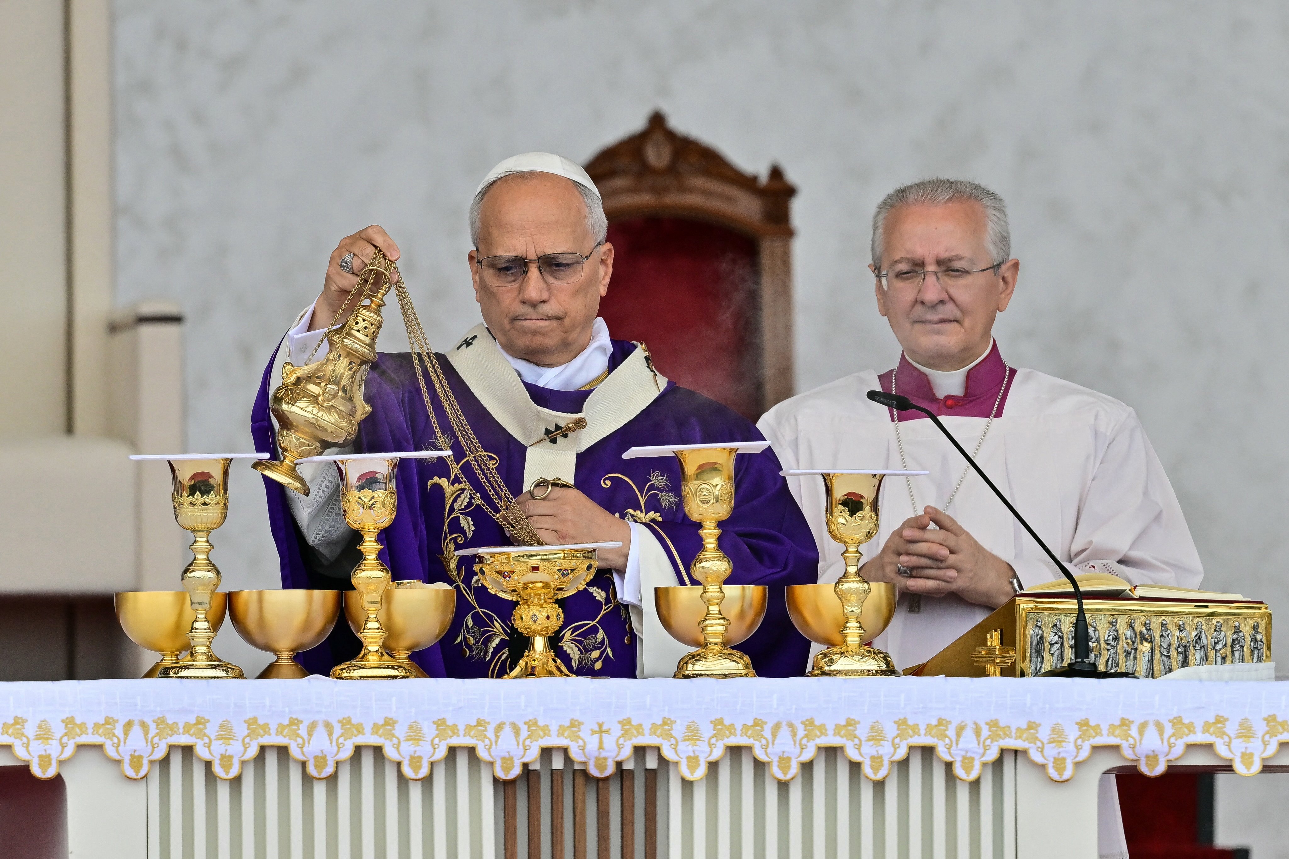 Pope gets rockstar welcome at Lebanon