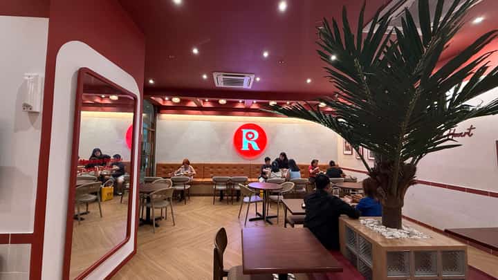 What’s fun is that the place behind these well-loved delicacies just went through a thorough aesthetic renovation, and it shows at SM Mall of Asia.