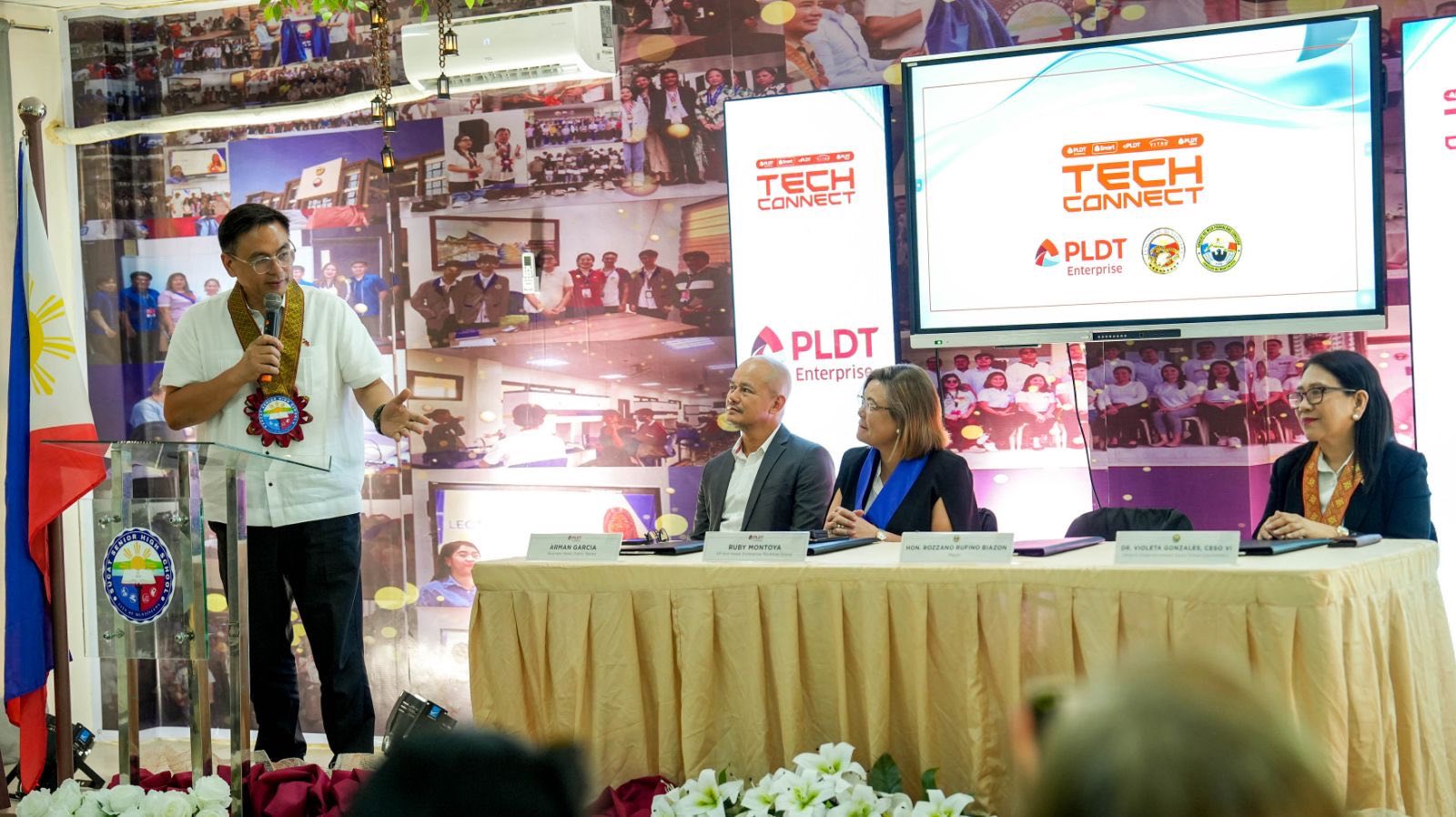 Muntinlupa Mayor Ruffy Biazon leads the launching of the internet connectivity on all 29 public schools in the city, a milestone that is part of the local government’s three-year education road map. The initiative is designed to strengthen technology-based solutions to address learning gaps in the current education setting.