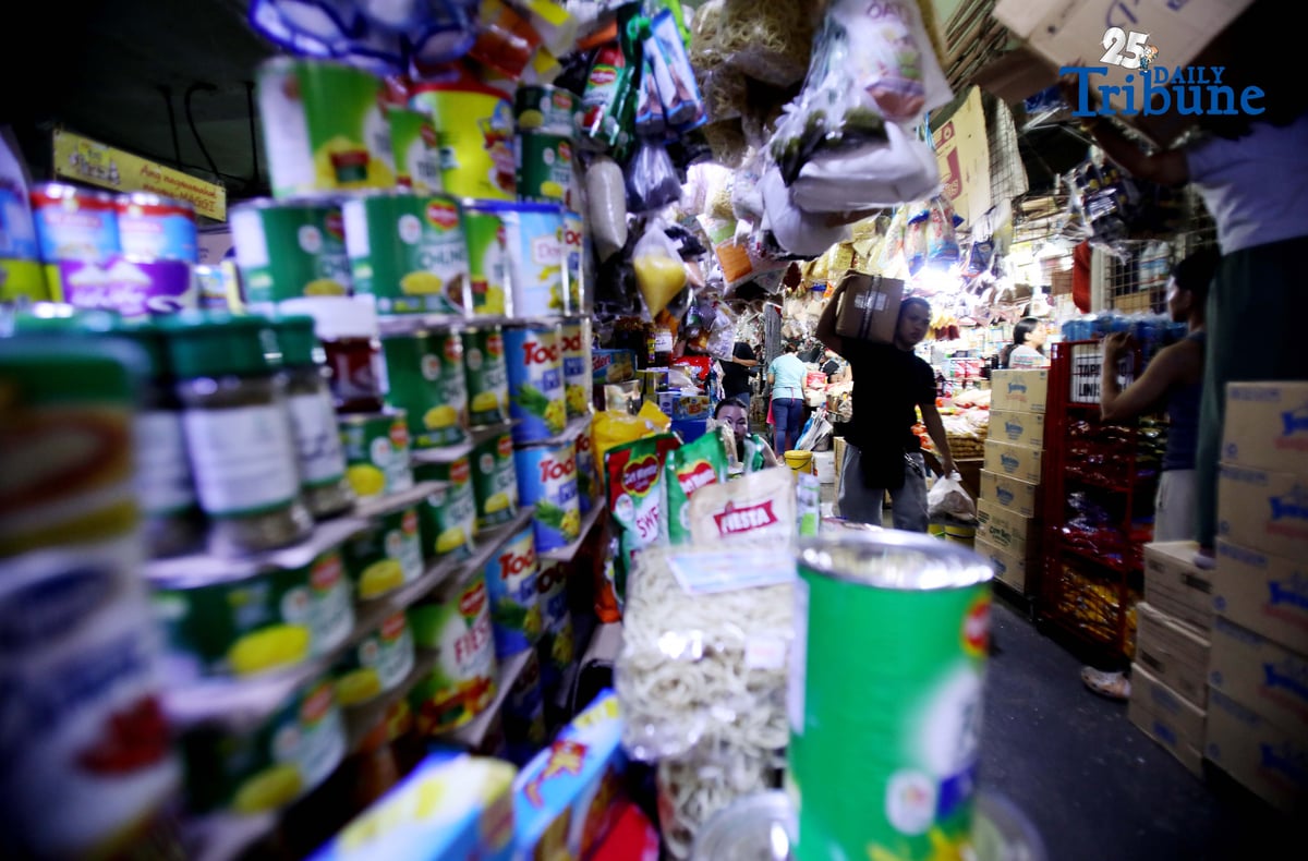 A market vendor assists shoppers buying Noche Buena ingredients at Commonwealth Market in Quezon City on Thursday, 4 December 2025. Vendors estimate that a complete Noche Buena set for a family of four now costs at least ₱800, even as Malacañang maintains that ₱500 is enough for a holiday meal, citing figures from the Department of Trade and Industry