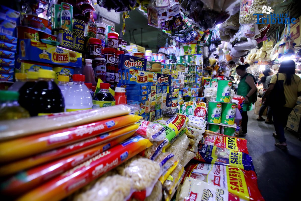 A market vendor assists shoppers buying Noche Buena ingredients at Commonwealth Market in Quezon City on Thursday, 4 December 2025. Vendors estimate that a complete Noche Buena set for a family of four now costs at least ₱800, even as Malacañang maintains that ₱500 is enough for a holiday meal, citing figures from the Department of Trade and Industry
