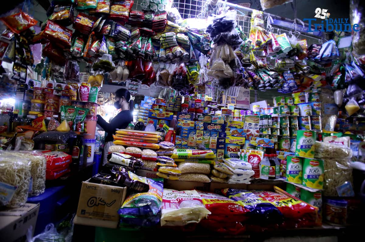 A market vendor assists shoppers buying Noche Buena ingredients at Commonwealth Market in Quezon City on Thursday, 4 December 2025. Vendors estimate that a complete Noche Buena set for a family of four now costs at least ₱800, even as Malacañang maintains that ₱500 is enough for a holiday meal, citing figures from the Department of Trade and Industry
