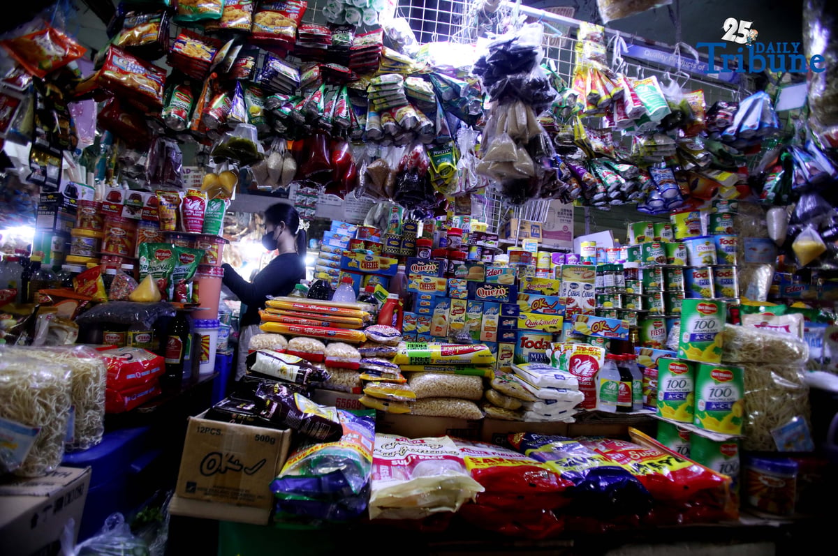 A market vendor assists shoppers buying Noche Buena ingredients at Commonwealth Market in Quezon City on Thursday, 4 December 2025. Vendors estimate that a complete Noche Buena set for a family of four now costs at least ₱800, even as Malacañang maintains that ₱500 is enough for a holiday meal, citing figures from the Department of Trade and Industry