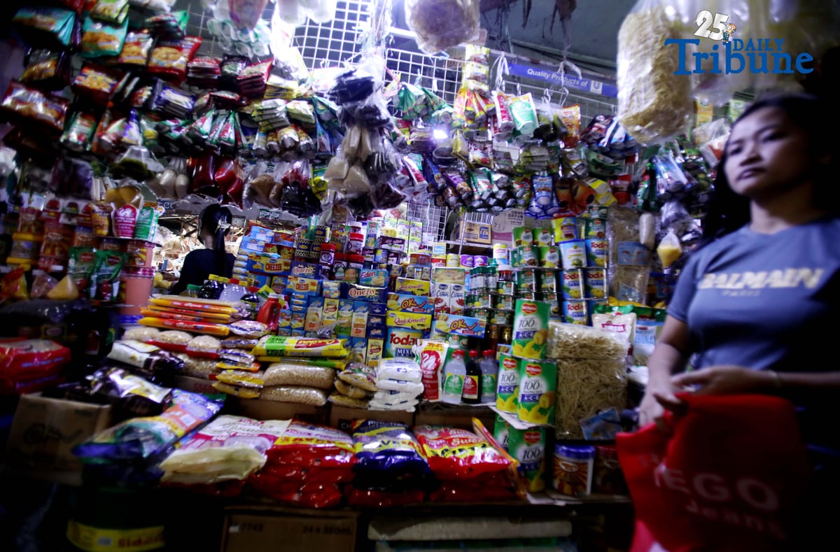 A market vendor assists shoppers buying Noche Buena ingredients at Commonwealth Market in Quezon City on Thursday, 4 December 2025. Vendors estimate that a complete Noche Buena set for a family of four now costs at least ₱800, even as Malacañang maintains that ₱500 is enough for a holiday meal, citing figures from the Department of Trade and Industry