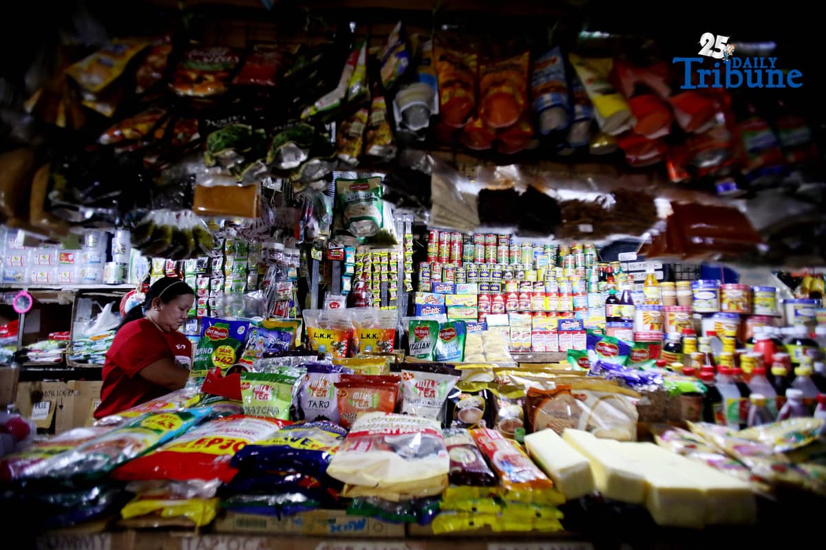 A market vendor assists shoppers buying Noche Buena ingredients at Commonwealth Market in Quezon City on Thursday, 4 December 2025. Vendors estimate that a complete Noche Buena set for a family of four now costs at least ₱800, even as Malacañang maintains that ₱500 is enough for a holiday meal, citing figures from the Department of Trade and Industry.