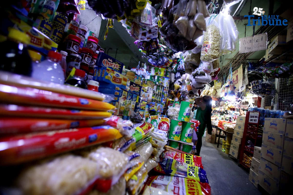 A market vendor assists shoppers buying Noche Buena ingredients at Commonwealth Market in Quezon City on Thursday, 4 December 2025. Vendors estimate that a complete Noche Buena set for a family of four now costs at least ₱800, even as Malacañang maintains that ₱500 is enough for a holiday meal, citing figures from the Department of Trade and Industry