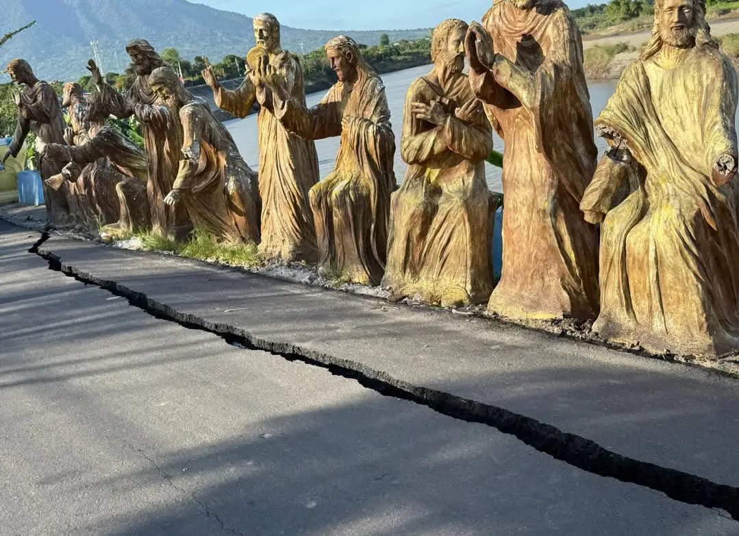 Arnedo Dike road in Arayat cracks