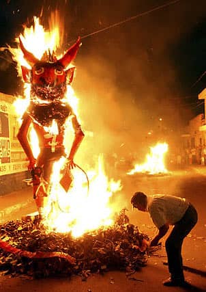 Guetamala celebrates La Quema del Diablo (The Burning of the Devil) on 07 December, as a way to burn away bad spirits before the new year arrives.
