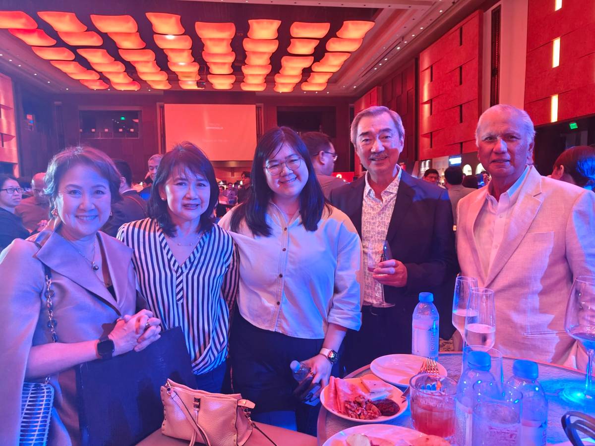 IDA Joseph, Carol Sy, Hanna Sy, Hans Sy and DAILY TRIBUNE's Bing Matoto.