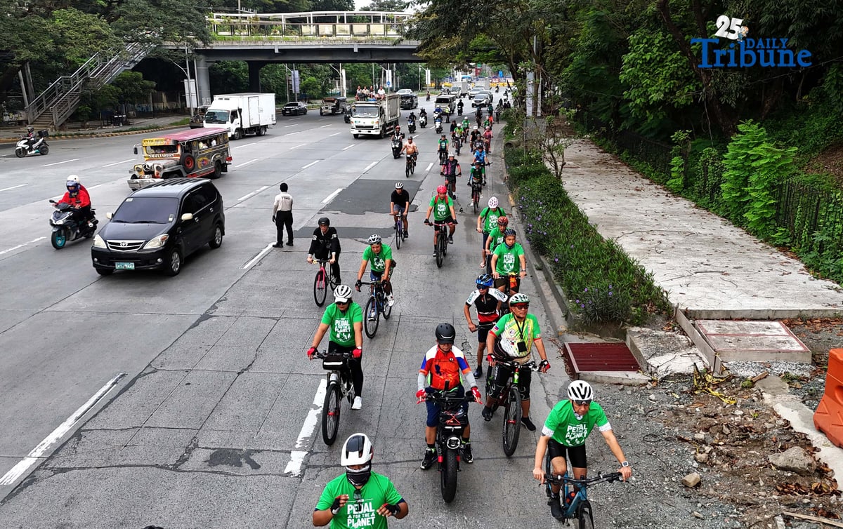 (December 06 2025) Hundreds of Cyclists gathered at the Quezon City Memorial Circle on Saturday December 6 2025, to participate the “Pedal for the Planet 2025”, an advocacy ride organized by Earth Island Institute Asia Pacific to mark human rights day and amplify calls for climate action, environmental protection and safer urban mobility. Photo/Analy Labor
