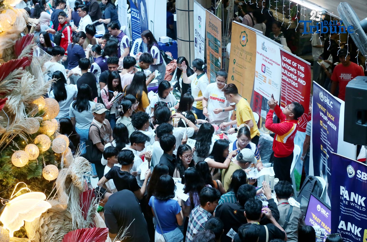 (December 06 2025) Grade 10 to 12 Students from Different school in Mandaluyong City, flocked at Mandaluyong City Hall on Saturday December 6 2025, to inquire the college Scholarship fair participated by 41 college school organized by Councilor Benjie Abalos with the support of Mandaluyong Mayor Menchie Abalos. Photo/Analy Labor