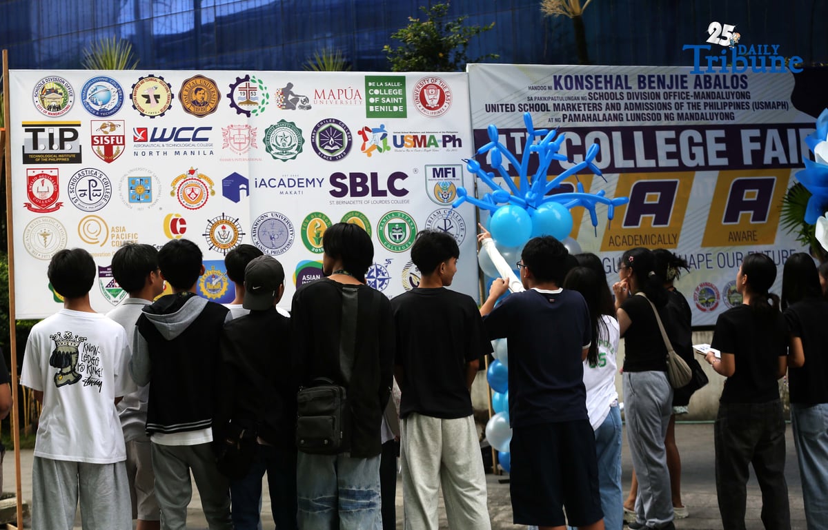 (December 06 2025) Grade 10 to 12 Students from Different school in Mandaluyong City, flocked at Mandaluyong City Hall on Saturday December 6 2025, to inquire the college Scholarship fair participated by 41 college school organized by Councilor Benjie Abalos with the support of Mandaluyong Mayor Menchie Abalos. Photo/Analy Labor