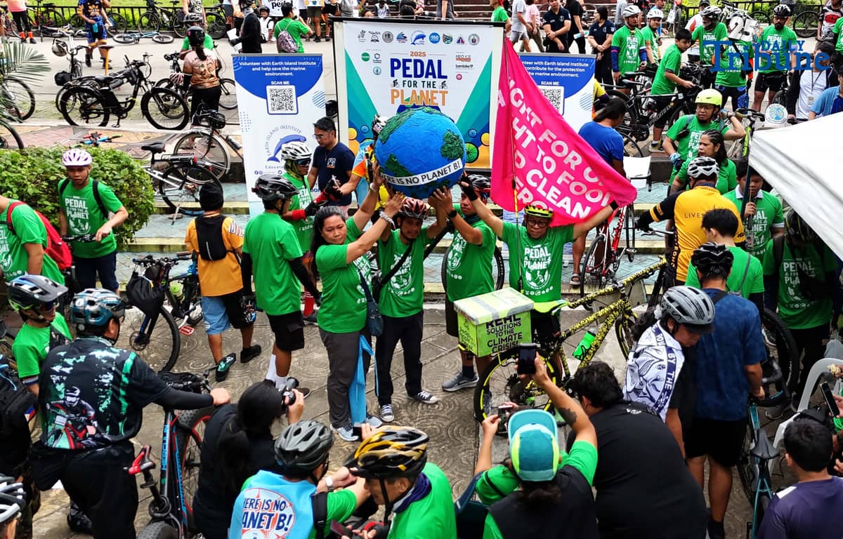 (December 06 2025) Hundreds of Cyclists gathered at the Quezon City Memorial Circle on Saturday December 6 2025, to participate the “Pedal for the Planet 2025”, an advocacy ride organized by Earth Island Institute Asia Pacific to mark human rights day and amplify calls for climate action, environmental protection and safer urban mobility. Photo/Analy Labor