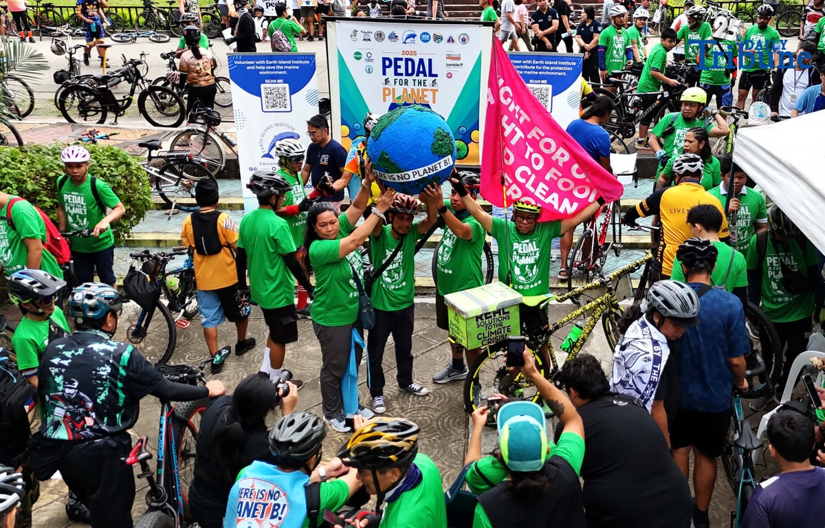 (December 06 2025) Hundreds of Cyclists gathered at the Quezon City Memorial Circle on Saturday December 6 2025, to participate the “Pedal for the Planet 2025”, an advocacy ride organized by Earth Island Institute Asia Pacific to mark human rights day and amplify calls for climate action, environmental protection and safer urban mobility. Photo/Analy Labor