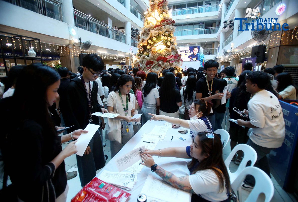 (December 06 2025) Grade 10 to 12 Students from Different school in Mandaluyong City, flocked at Mandaluyong City Hall on Saturday December 6 2025, to inquire the college Scholarship fair participated by 41 college school organized by Councilor Benjie Abalos with the support of Mandaluyong Mayor Menchie Abalos. Photo/Analy Labor