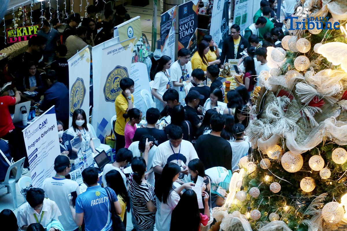 (December 06 2025) Grade 10 to 12 Students from Different school in Mandaluyong City, flocked at Mandaluyong City Hall on Saturday December 6 2025, to inquire the college Scholarship fair participated by 41 college school organized by Councilor Benjie Abalos with the support of Mandaluyong Mayor Menchie Abalos. Photo/Analy Labor