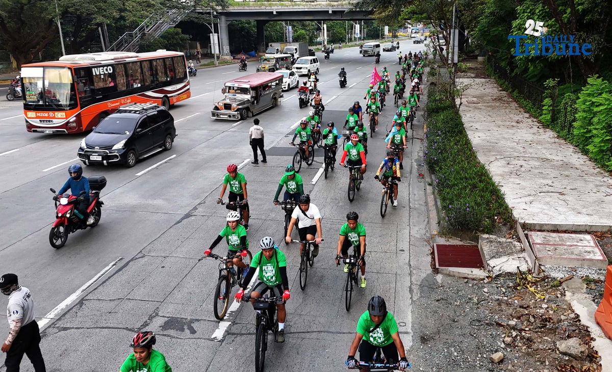 (December 06 2025) Hundreds of Cyclists gathered at the Quezon City Memorial Circle on Saturday December 6 2025, to participate the “Pedal for the Planet 2025”, an advocacy ride organized by Earth Island Institute Asia Pacific to mark human rights day and amplify calls for climate action, environmental protection and safer urban mobility. Photo/Analy Labor