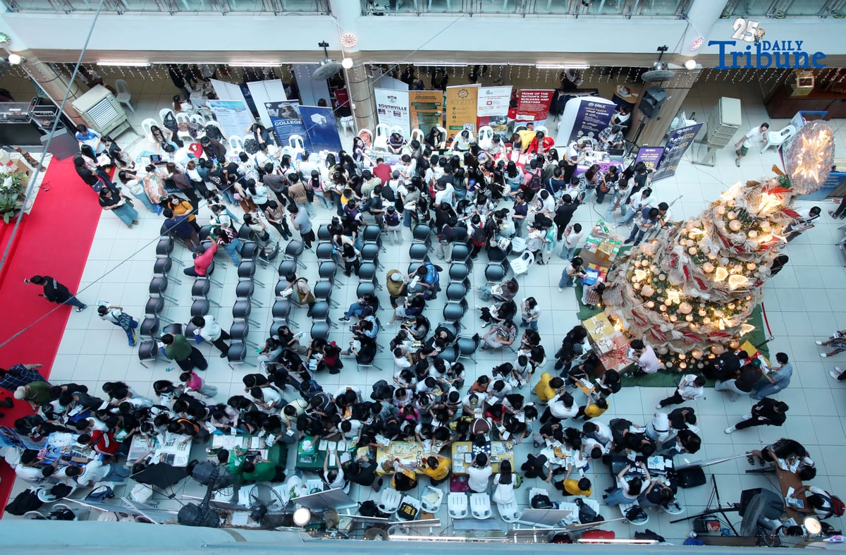 (December 06 2025) Grade 10 to 12 Students from Different school in Mandaluyong City, flocked at Mandaluyong City Hall on Saturday December 6 2025, to inquire the college Scholarship fair participated by 41 college school organized by Councilor Benjie Abalos with the support of Mandaluyong Mayor Menchie Abalos. Photo/Analy Labor
