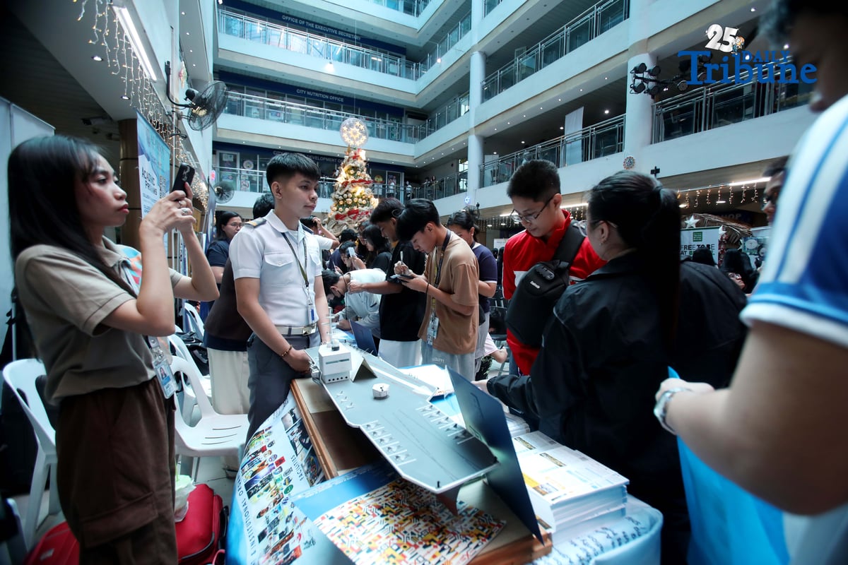 (December 06 2025) Grade 10 to 12 Students from Different school in Mandaluyong City, flocked at Mandaluyong City Hall on Saturday December 6 2025, to inquire the college Scholarship fair participated by 41 college school organized by Councilor Benjie Abalos with the support of Mandaluyong Mayor Menchie Abalos. Photo/Analy Labor