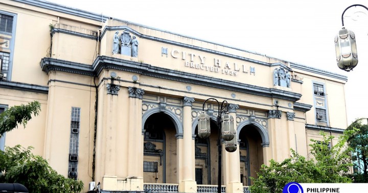 Manila City Hall open despite holiday