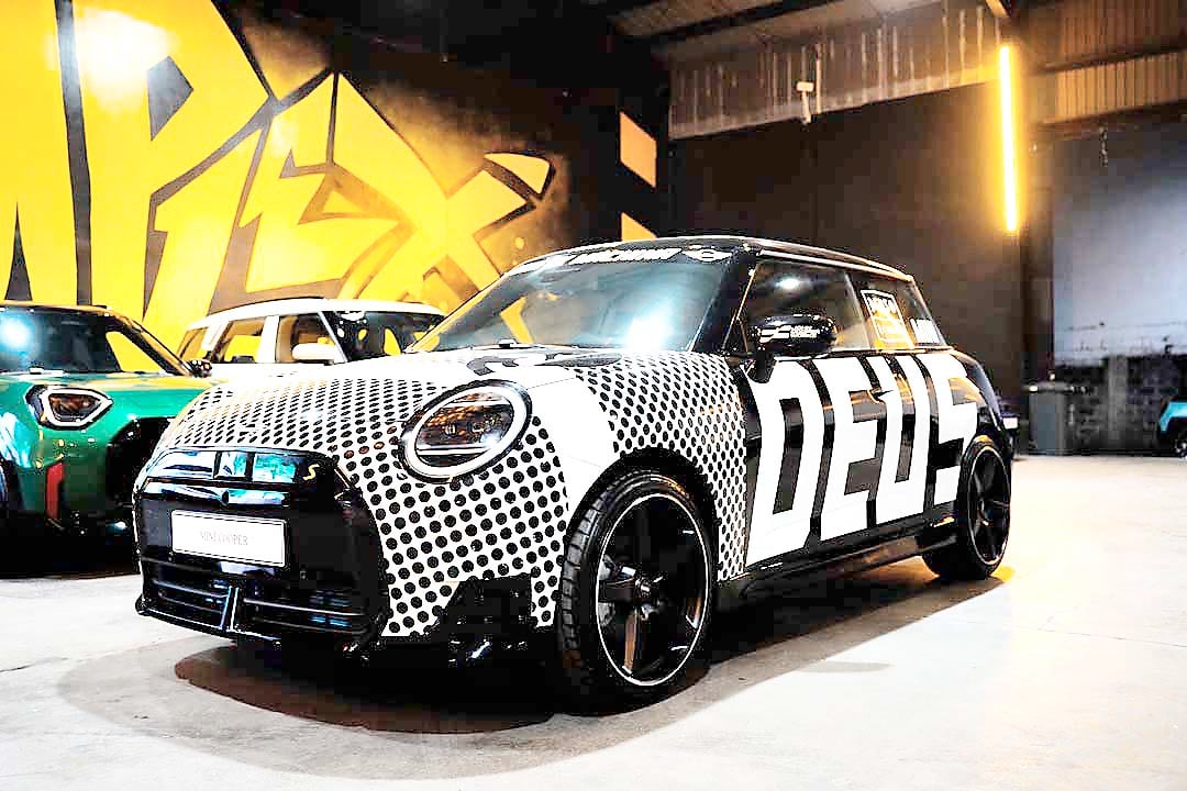 SPOTLIGHT falls on the Deus-inspired MINI build that draws steady attention throughout the event.