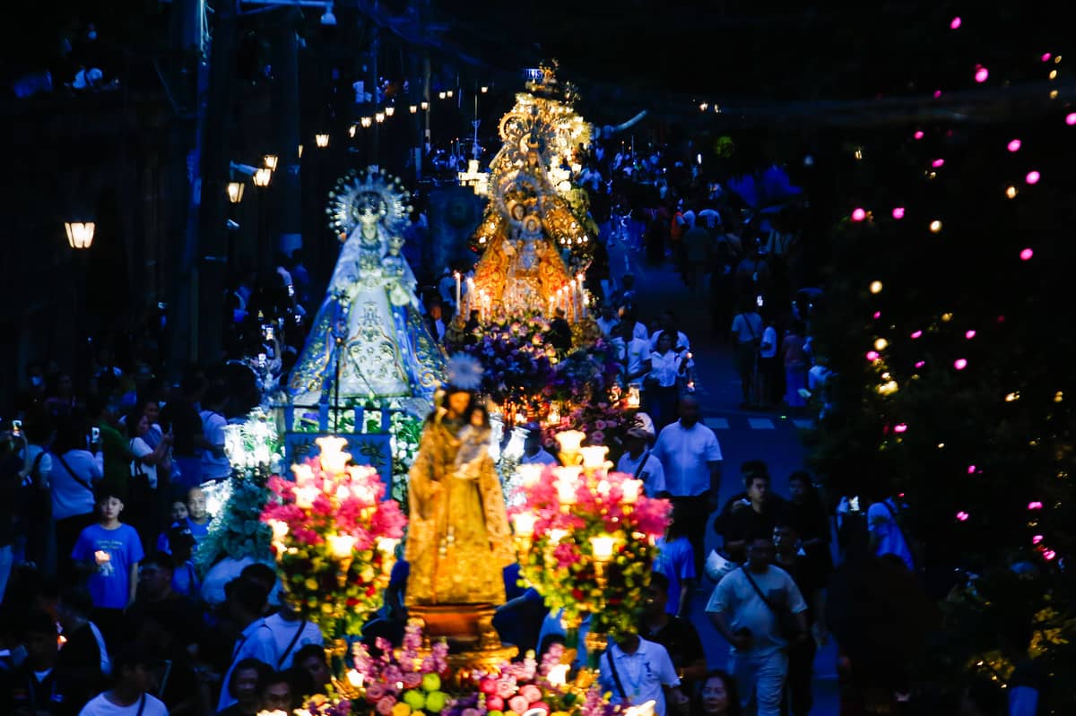 HUNDREDS of devotees gather and join the Grand Marian Procession inside the ‘Walled City,’ Intramuros, Manila, on the eve of the Feast of the Immaculate Conception, Sunday. Images of the Virgin Mother from various churches in Metro Manila and nearby provinces join the procession in honor of their Patroness.