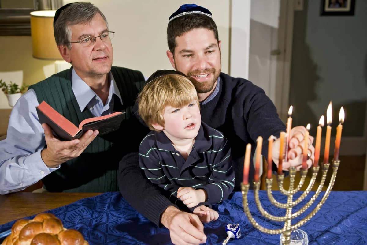 https://www.britannica.com/story/which-is-correct-hanukkah-or-chanukah