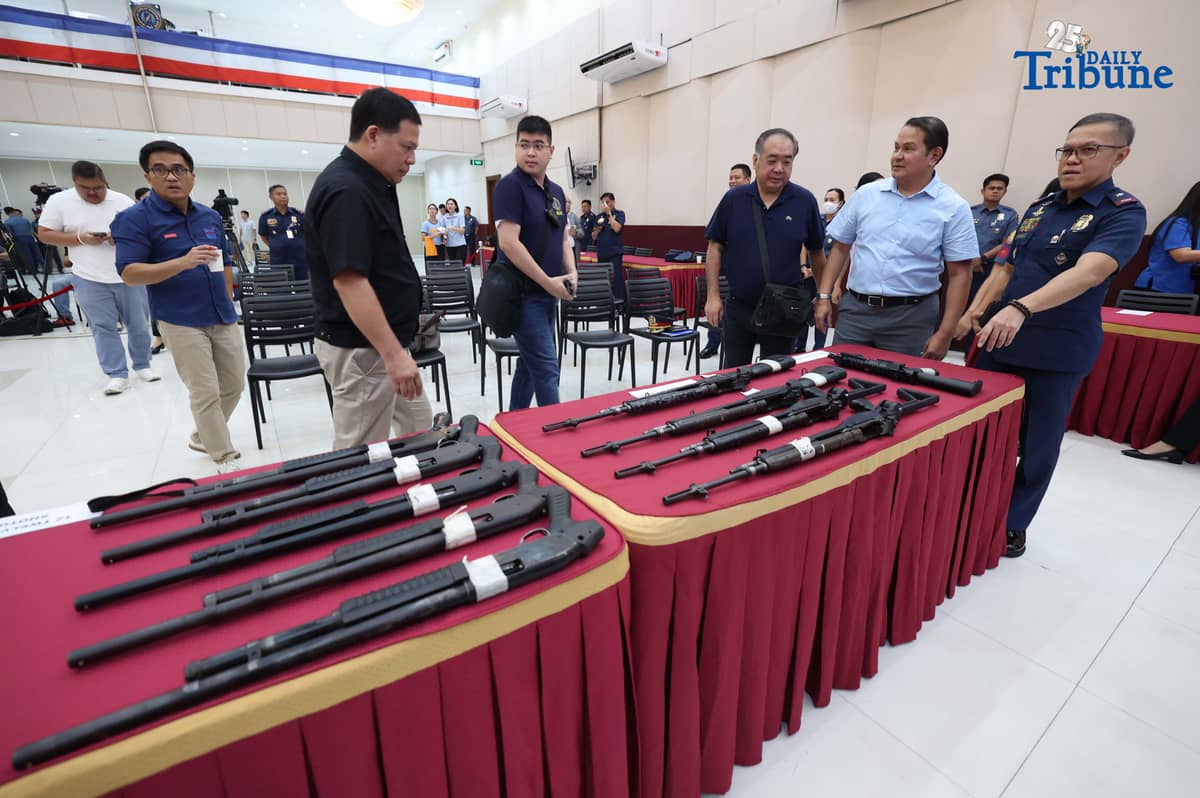 A total of 25 high-powered firearms and explosives were formally turned over to the Philippine National Police (PNP) on Tuesday at Camp Crame in Quezon City.
The turnover was led by acting PNP chief PLtGen. Melecio Nartatez and facilitated by Integrity Monitoring and Enforcement Group (IMEG) advisory chairman Jesus Martinez, a businessman from Davao City.