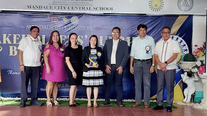 NUTRIASIA Cebu, represented by Julie Quiñanola (center), HR operations manager for Visayas and Mindanao stood proud in the company of other individuals and groups recognized by the Schools Division Office of Mandaue City, Cebu during the division’s annual stakeholder recognition event.