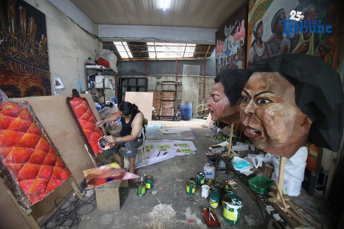 An artist finished life-size effigies of President Ferdinand Marcos Jr. and Vice President Sara Duterte at the Karapan Office in Quezon City on Tuesday, 9 December 2025.
The twin effigies, each featuring giant luggage filled with money, symbolize calls from activists for accountability against what they describe as “fascism and corruption.”
The effigies are set to be brought to Mendiola on 10 December for the International Human Rights Day protest.