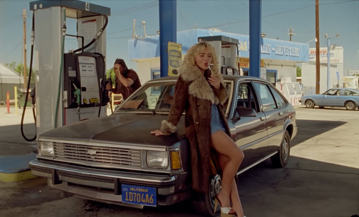 Bright colors and clean framing amplify the song’s themes, with Sabrina using the set as a stage to both mock and magnify the ‘Manchild’ archetype. — Youtube/ Sabrina Carpenter