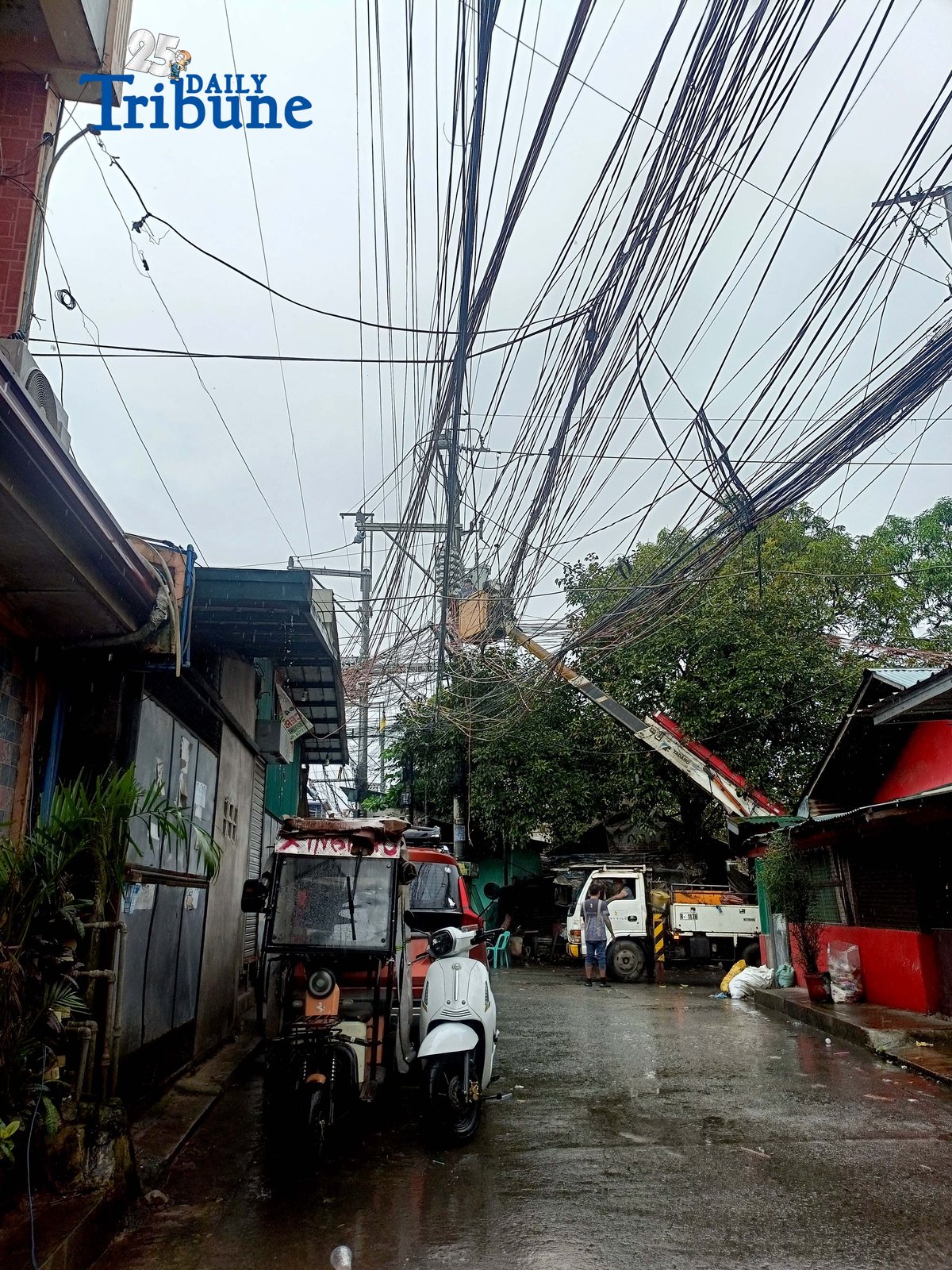 (December 10 2025) Electrician seen connect the electric wire from the post to house in Caloocan City on Wednesday December 10 2025. Photo/Analy Labor