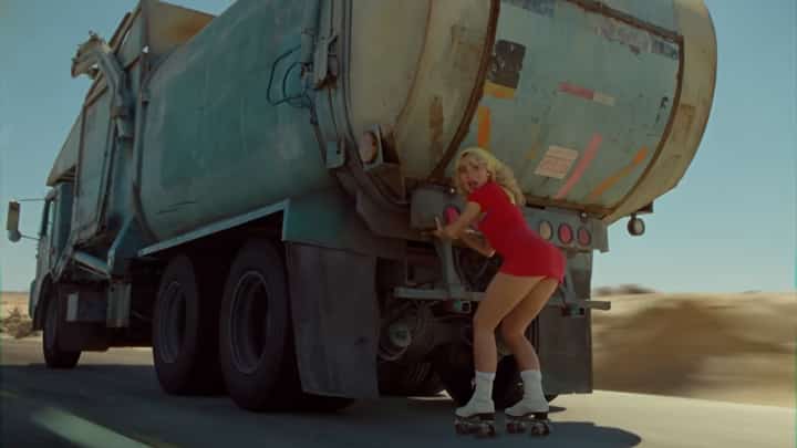 Surrounded by bold production design, Carpenter anchors the visual with a performance that alternates between deadpan comedy and full pop theatrics. — Youtube/ Sabrina Carpenter
