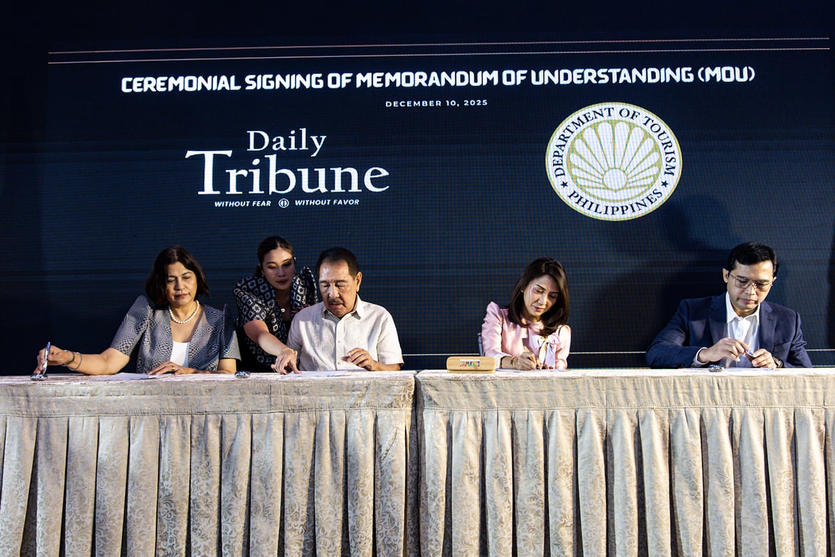 (From left) DAILY TRIBUNE
brand communications executive director Chingkee Mangcucang, DAILY TRIBUNE president Willie Fernandez, Tourism Secretary Christina Garcia Frasco and Tourism Undersecretary Shahlimar Hofer Tamano sign a memorandum of understanding for collaboration on the ASEAN Tourism Forum 2026.