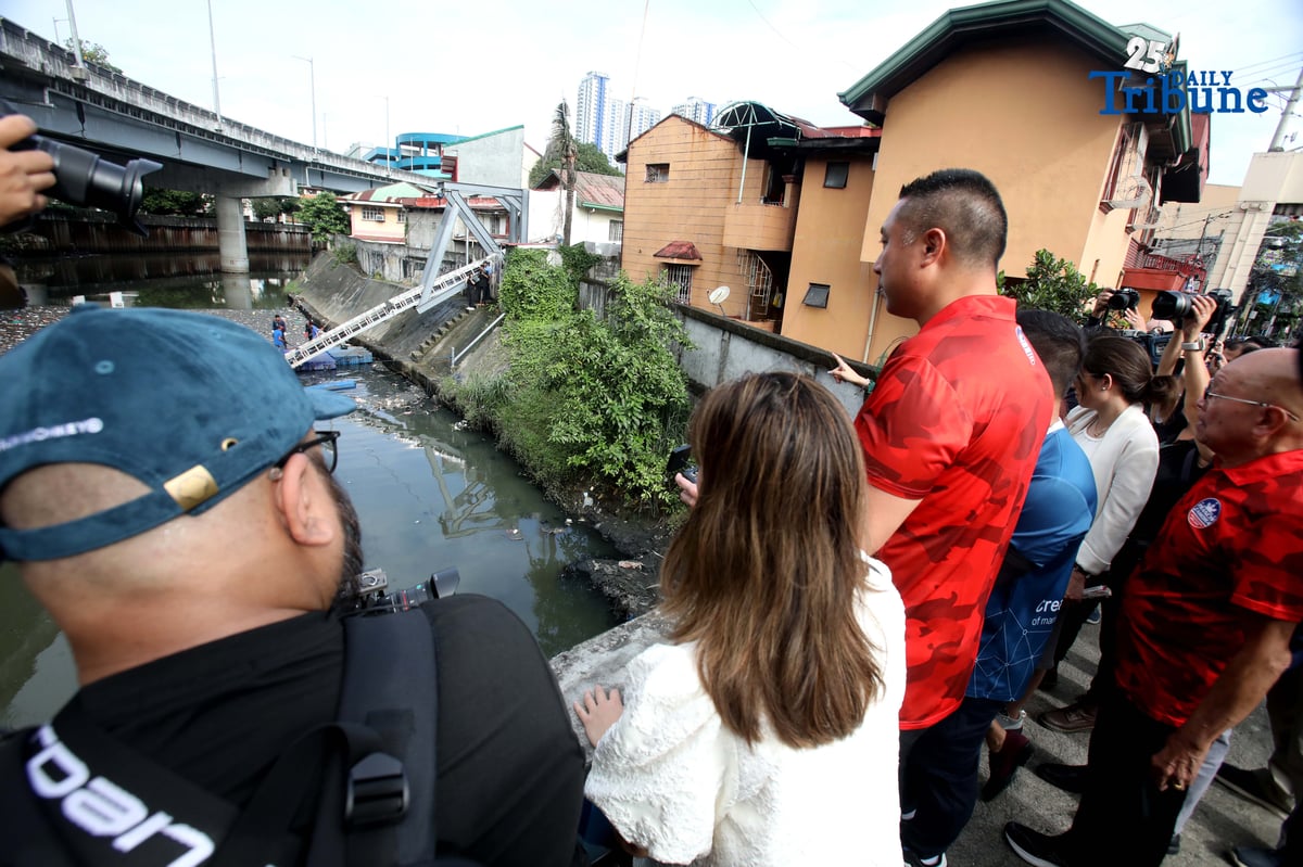 (December 11 2025) San Juan City Mayor Francis Zamora joins the Asian Development Bank’s country representative in demonstrating the ADB–MMDA ClearBot Project during its launch on Thursday, 11 December 2025.
The ClearBot, a solar-powered, AI-enabled robotic vessel designed to remove floating garbage from waterways, was deployed along the San Juan River near the N. Domingo Bridge to help address the city’s persistent trash problem. Photo/Analy Labor