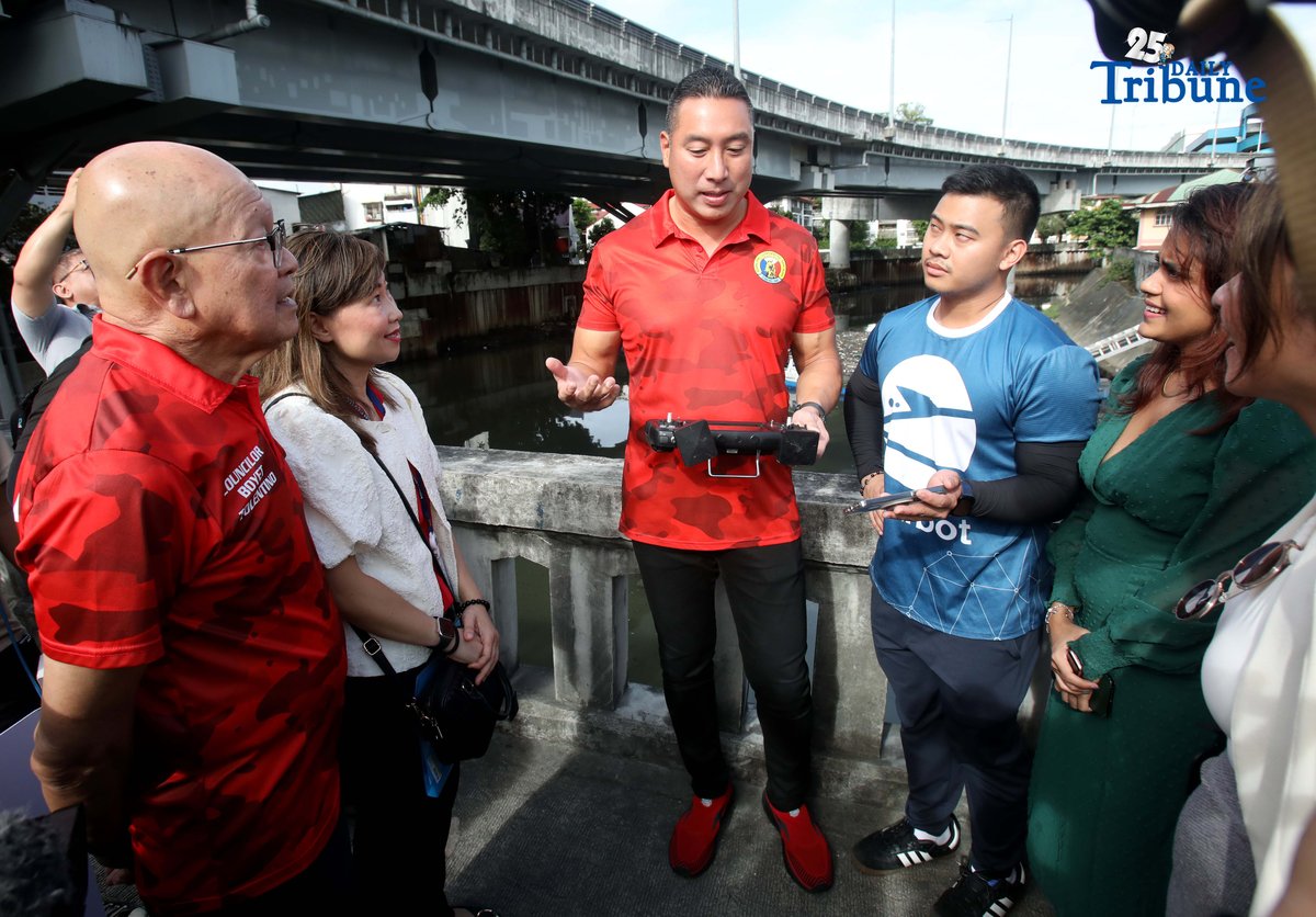 (December 11 2025) San Juan City Mayor Francis Zamora joins the Asian Development Bank’s country representative in demonstrating the ADB–MMDA ClearBot Project during its launch on Thursday, 11 December 2025.
The ClearBot, a solar-powered, AI-enabled robotic vessel designed to remove floating garbage from waterways, was deployed along the San Juan River near the N. Domingo Bridge to help address the city’s persistent trash problem. Photo/Analy Labor