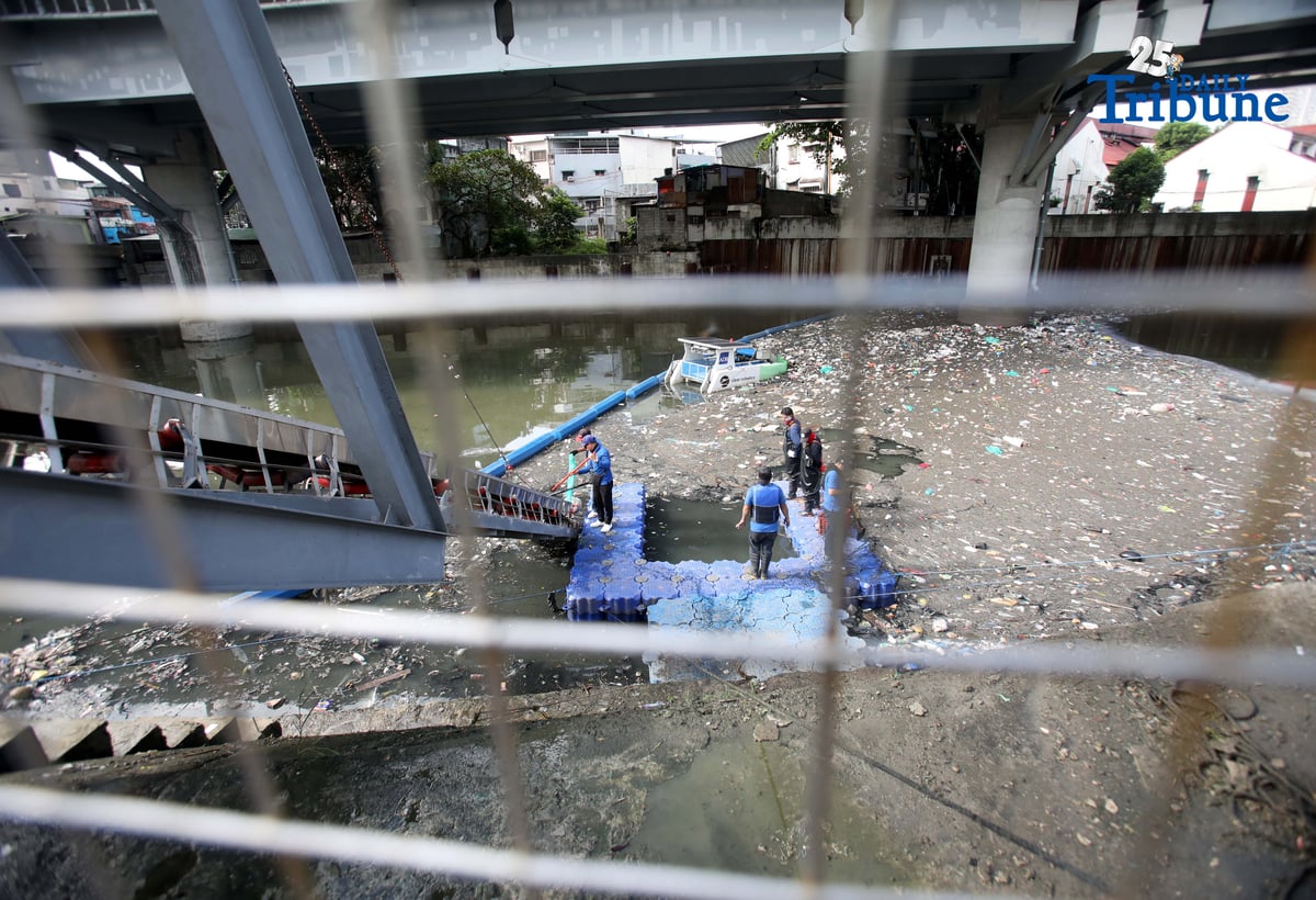 (December 11 2025) San Juan City Mayor Francis Zamora joins the Asian Development Bank’s country representative in demonstrating the ADB–MMDA ClearBot Project during its launch on Thursday, 11 December 2025.
The ClearBot, a solar-powered, AI-enabled robotic vessel designed to remove floating garbage from waterways, was deployed along the San Juan River near the N. Domingo Bridge to help address the city’s persistent trash problem. Photo/Analy Labor