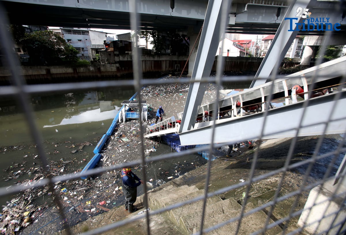 (December 11 2025) San Juan City Mayor Francis Zamora joins the Asian Development Bank’s country representative in demonstrating the ADB–MMDA ClearBot Project during its launch on Thursday, 11 December 2025.
The ClearBot, a solar-powered, AI-enabled robotic vessel designed to remove floating garbage from waterways, was deployed along the San Juan River near the N. Domingo Bridge to help address the city’s persistent trash problem. Photo/Analy Labor