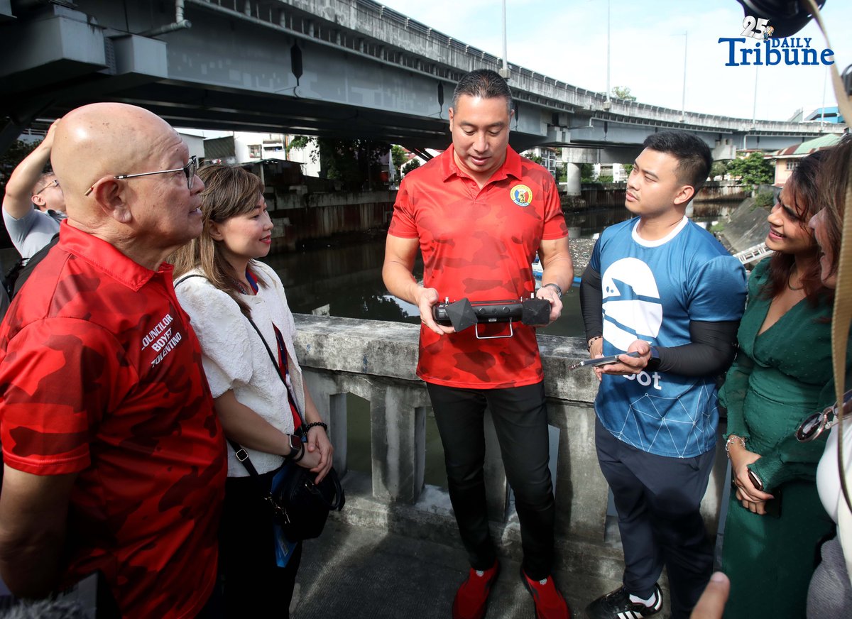 (December 11 2025) San Juan City Mayor Francis Zamora joins the Asian Development Bank’s country representative in demonstrating the ADB–MMDA ClearBot Project during its launch on Thursday, 11 December 2025.
The ClearBot, a solar-powered, AI-enabled robotic vessel designed to remove floating garbage from waterways, was deployed along the San Juan River near the N. Domingo Bridge to help address the city’s persistent trash problem. Photo/Analy Labor