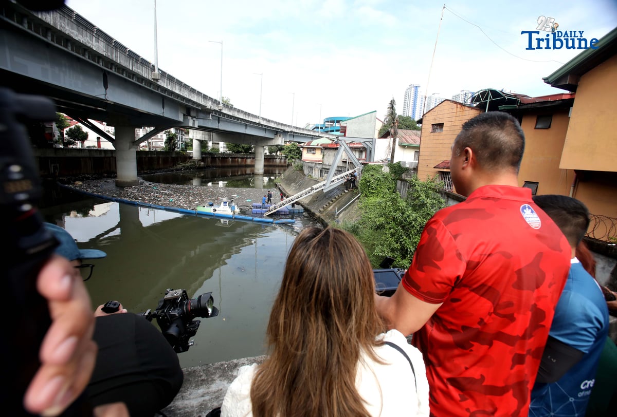 (December 11 2025) San Juan City Mayor Francis Zamora joins the Asian Development Bank’s country representative in demonstrating the ADB–MMDA ClearBot Project during its launch on Thursday, 11 December 2025.
The ClearBot, a solar-powered, AI-enabled robotic vessel designed to remove floating garbage from waterways, was deployed along the San Juan River near the N. Domingo Bridge to help address the city’s persistent trash problem. Photo/Analy Labor