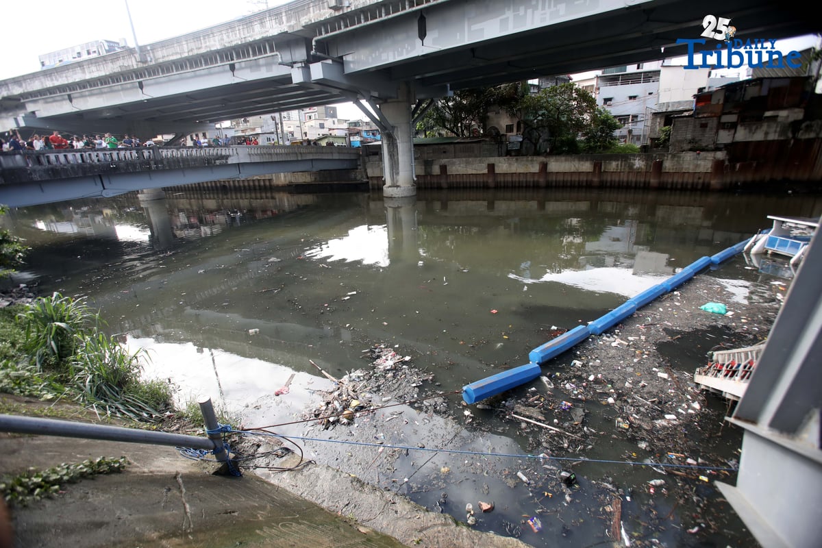 (December 11 2025) San Juan City Mayor Francis Zamora joins the Asian Development Bank’s country representative in demonstrating the ADB–MMDA ClearBot Project during its launch on Thursday, 11 December 2025.
The ClearBot, a solar-powered, AI-enabled robotic vessel designed to remove floating garbage from waterways, was deployed along the San Juan River near the N. Domingo Bridge to help address the city’s persistent trash problem. Photo/Analy Labor