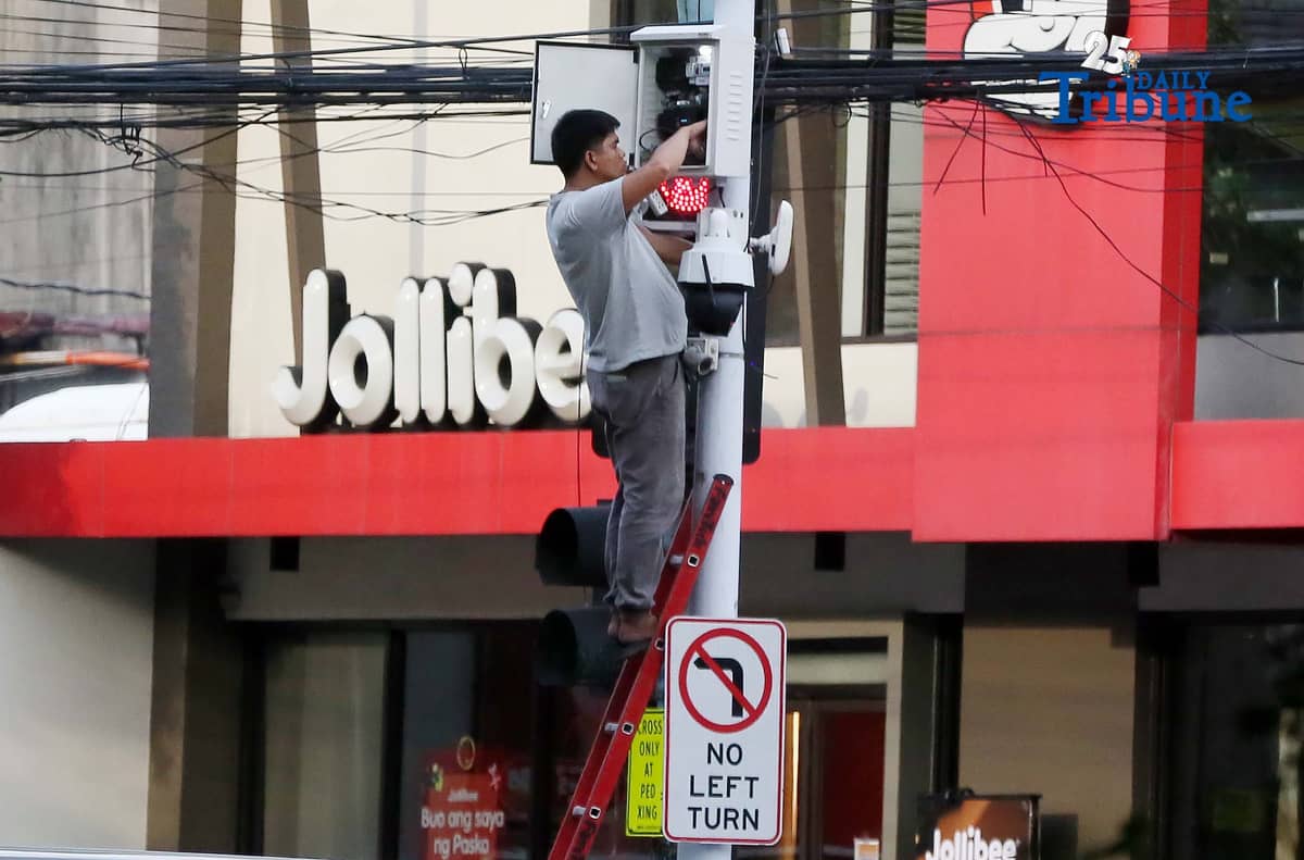 (December 12 2025) Maintenance of closed-circuit television CCTV seen fixing the CCTV box along Edsa in Quezon City, recently the MMDA rolled out the new features to make it more convenient for vehicle owners to check their violation records, in line with President Ferdinand R. Marcos Jr.’s directive to further improve public service through digital innovation. Photo/Analy Labor