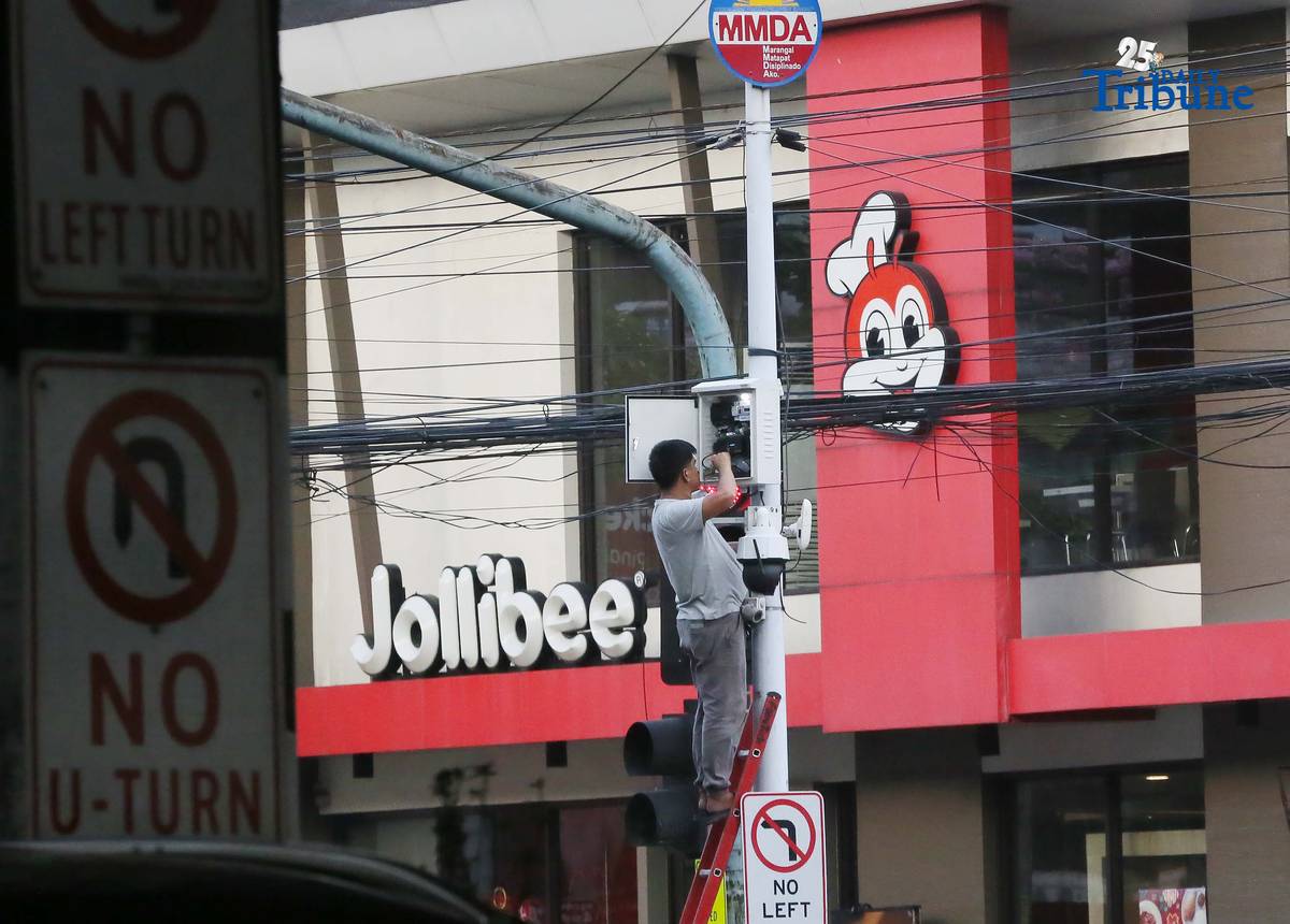 (December 12 2025) Maintenance of closed-circuit television CCTV seen fixing the CCTV box along Edsa in Quezon City, recently the MMDA rolled out the new features to make it more convenient for vehicle owners to check their violation records, in line with President Ferdinand R. Marcos Jr.’s directive to further improve public service through digital innovation. Photo/Analy Labor