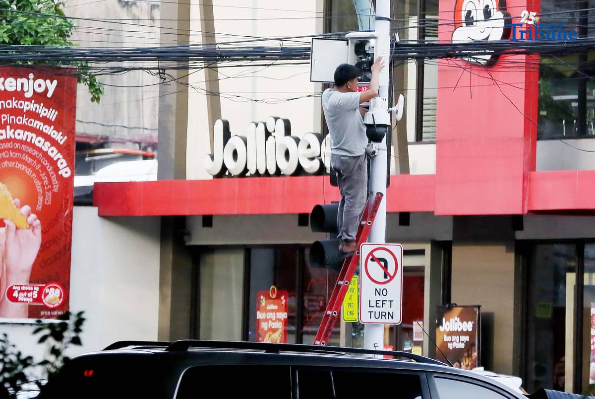 (December 12 2025) Maintenance of closed-circuit television CCTV seen fixing the CCTV box along Edsa in Quezon City, recently the MMDA rolled out the new features to make it more convenient for vehicle owners to check their violation records, in line with President Ferdinand R. Marcos Jr.’s directive to further improve public service through digital innovation. Photo/Analy Labor