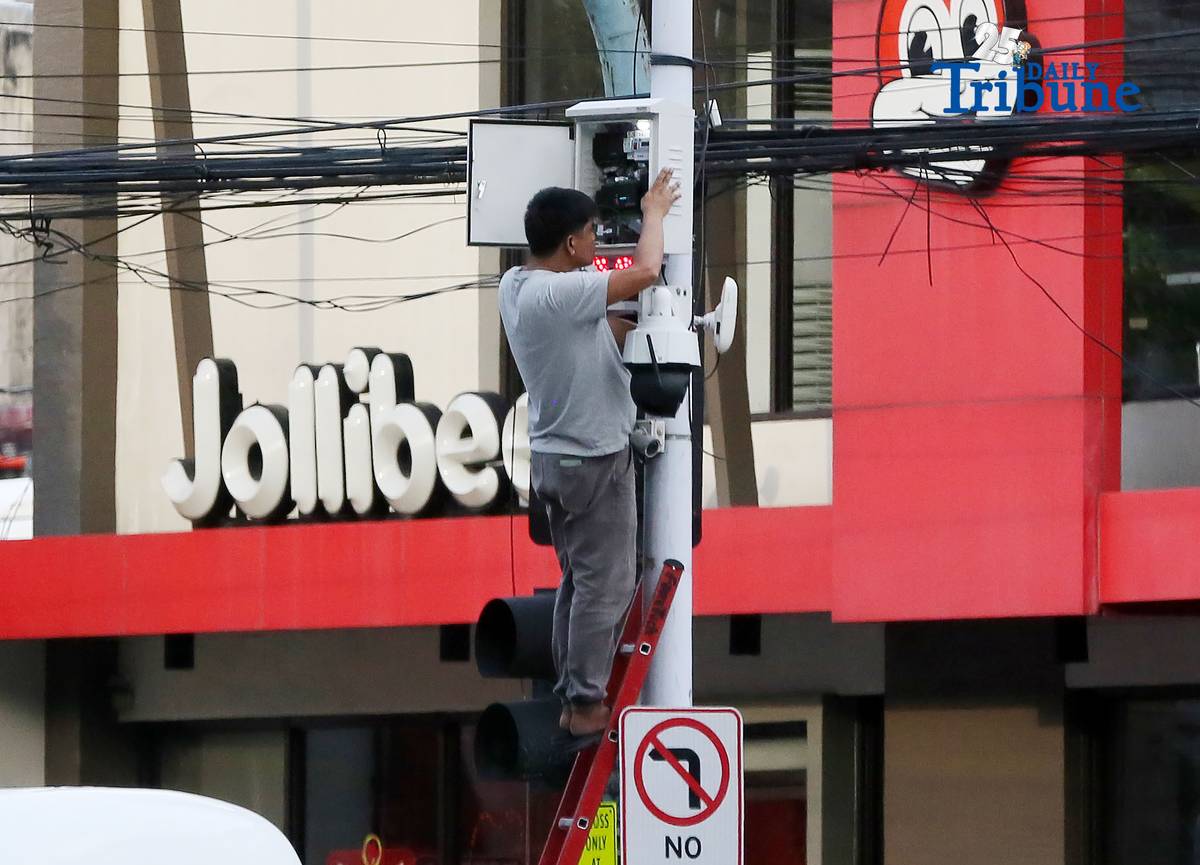 (December 12 2025) Maintenance of closed-circuit television CCTV seen fixing the CCTV box along Edsa in Quezon City, recently the MMDA rolled out the new features to make it more convenient for vehicle owners to check their violation records, in line with President Ferdinand R. Marcos Jr.’s directive to further improve public service through digital innovation. Photo/Analy Labor