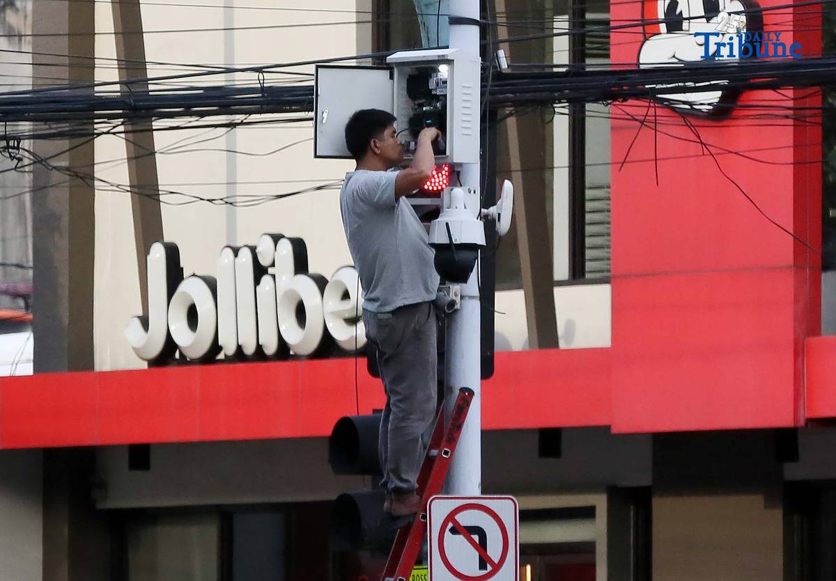 (December 12 2025) Maintenance of closed-circuit television CCTV seen fixing the CCTV box along Edsa in Quezon City, recently the MMDA rolled out the new features to make it more convenient for vehicle owners to check their violation records, in line with President Ferdinand R. Marcos Jr.’s directive to further improve public service through digital innovation. Photo/Analy Labor