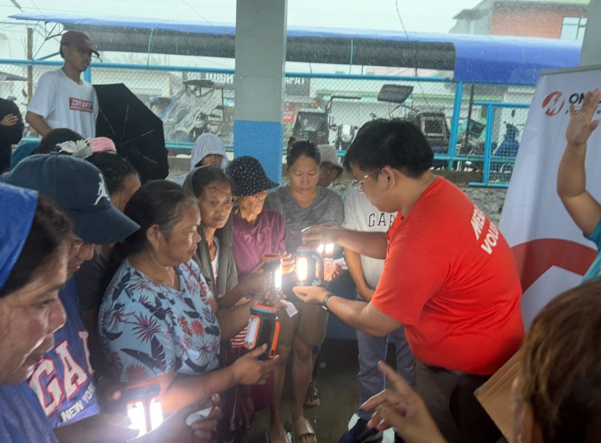 IN the middle of heavy rains, OMF was able to distribute solar lamps to fisherfolk residents of Dingalan, Aurora who are among those severely hit by super typhoon ‘Uwan.’