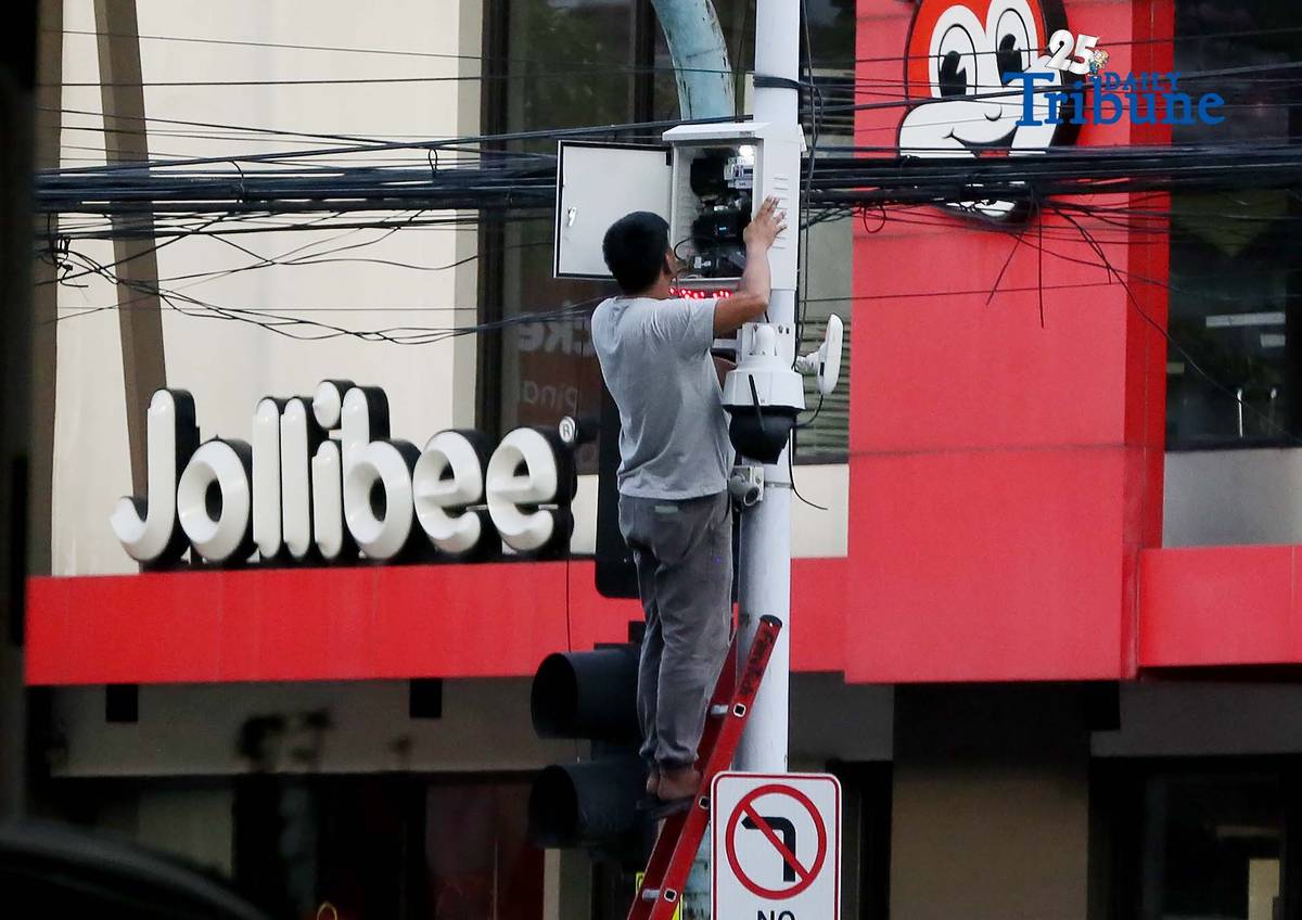 (December 12 2025) Maintenance of closed-circuit television CCTV seen fixing the CCTV box along Edsa in Quezon City, recently the MMDA rolled out the new features to make it more convenient for vehicle owners to check their violation records, in line with President Ferdinand R. Marcos Jr.’s directive to further improve public service through digital innovation. Photo/Analy Labor