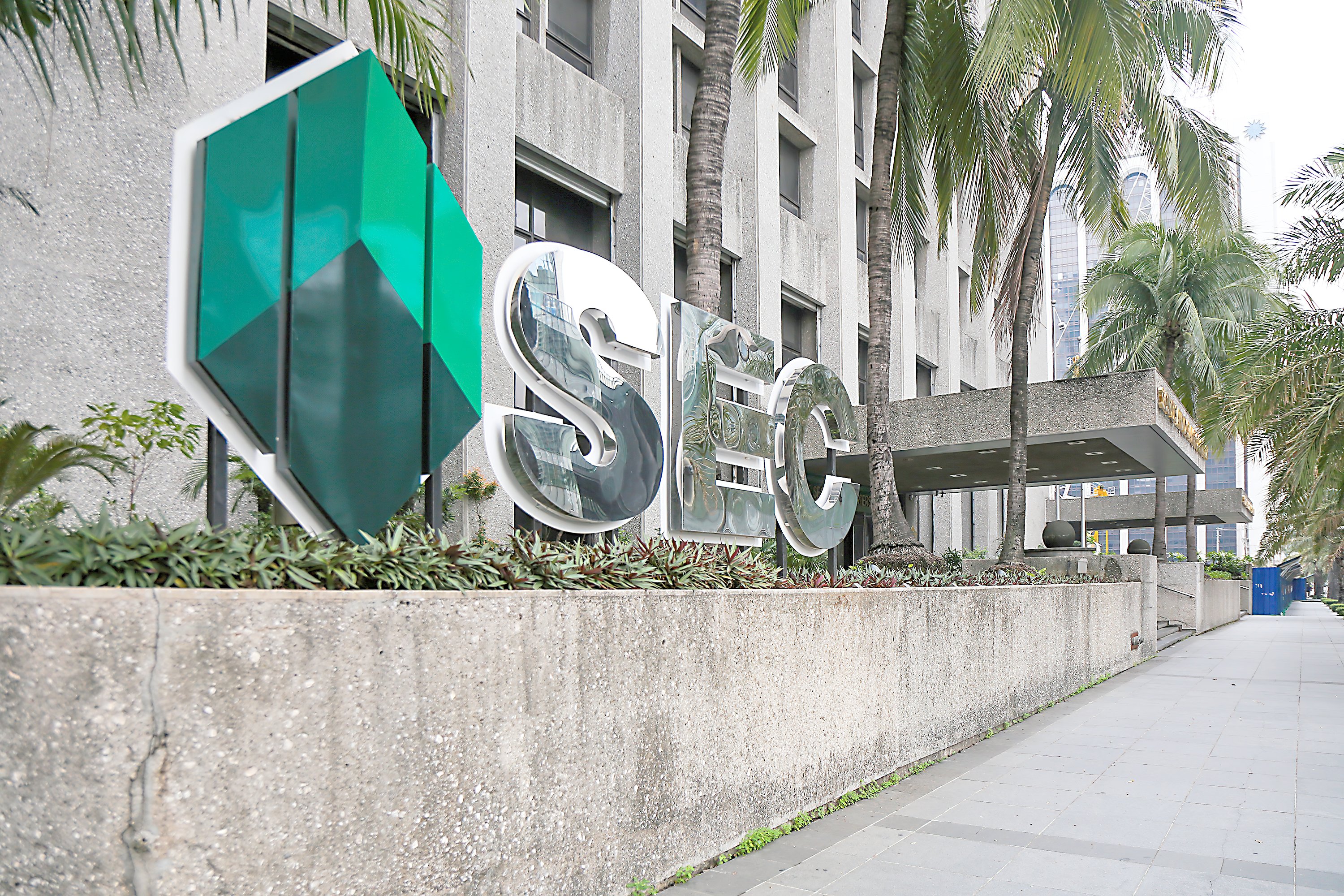 SEC shuts down XM, warns on Quantum Trust scams
